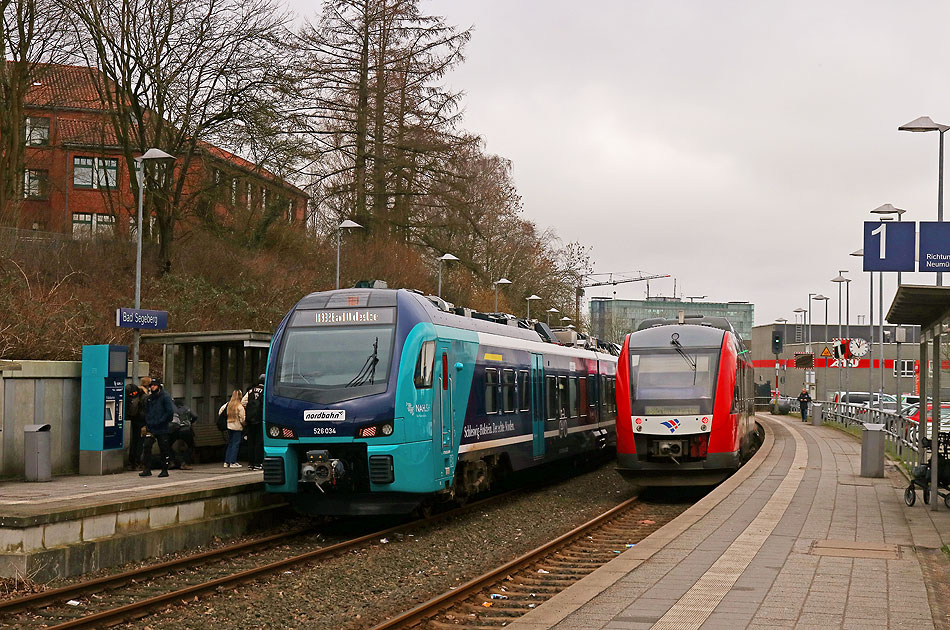 Im Bahnhof Bad Segeberg treffen sich ein Nordbahn Akkutriebwagen und ein Nordbahn Dieseltriebwagen