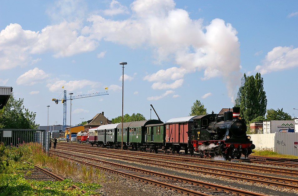 Die GE Dampflok 350 mit einem Sonderzug nach Glinde im Bahnhof Hamburg-Billbrook