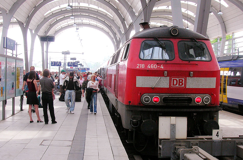 DB Baureihe 218 in der Bahnhofshalle von Kiel Hbf