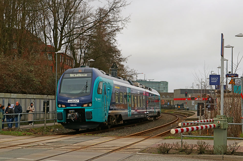 Ein Nordbahn Akkutriebwagen der Baureihe 526 in Bad Segeberg