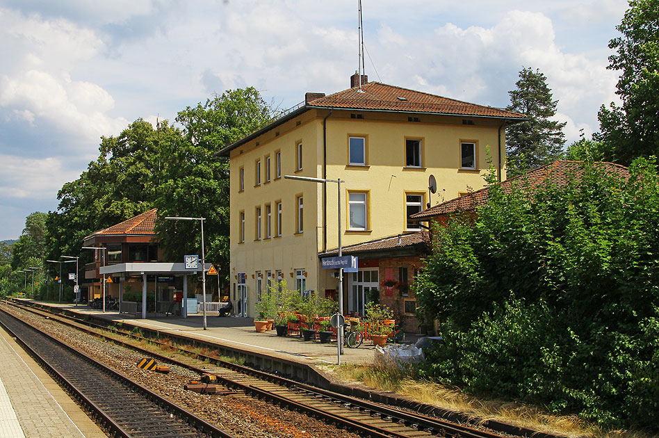 Der Bahnhof in Hersbruck rechts der Pegnitz mit seinem Bahnhofsgebäude und Stellwerk