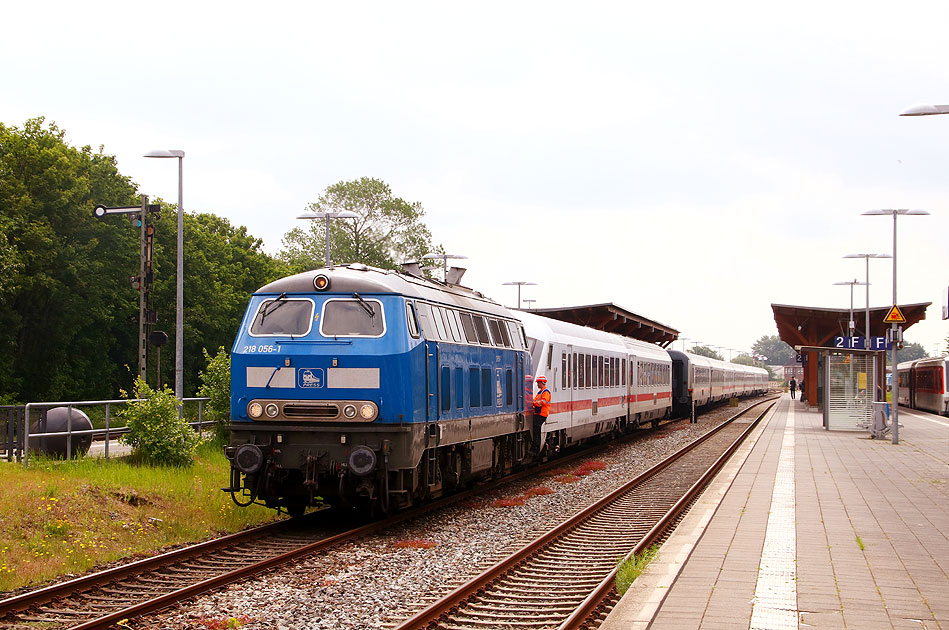 Eine Lok der Baureihe 218 mit einem IC im Bahnhof Niebüll