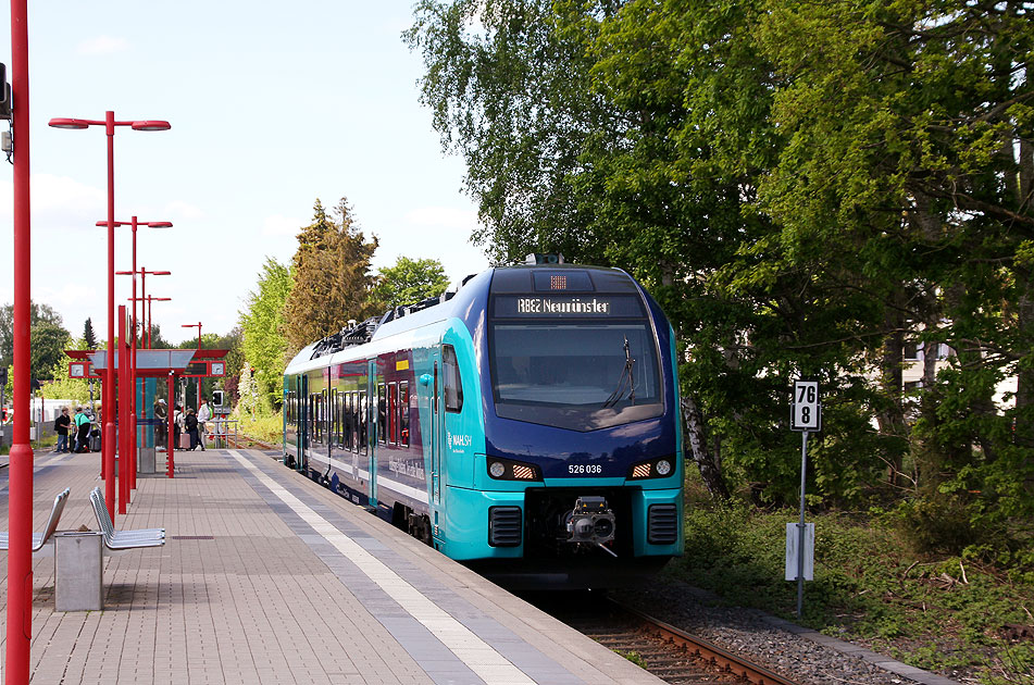 Ein Nordbahn Akkutriebwagen im Bahnhof Neumünster Süd