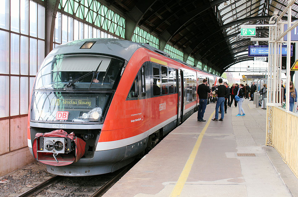 DB Baureihe 642 im Bahnhof Görlitz - Ein Eilzug von Dresden nach Breslau (Wroclaw)