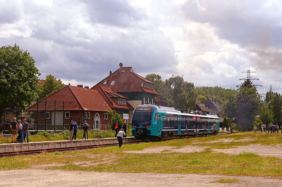 Ein Akku-Triebwagen der Nordbahn im Bahnhof Geesthacht