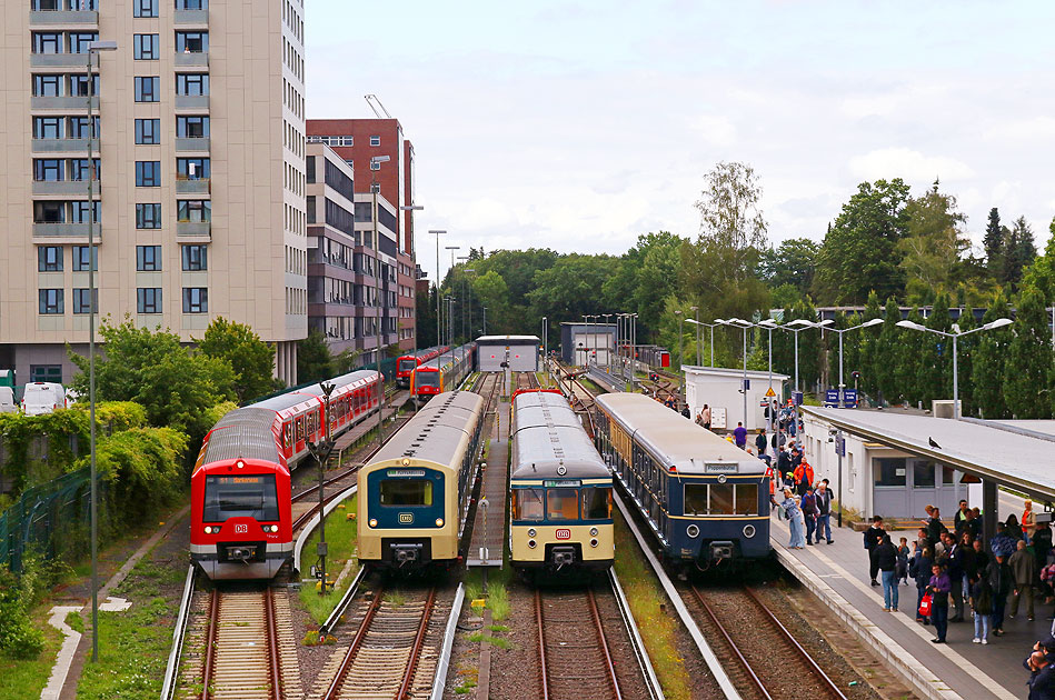 Fahrzeugparade Hamburger S-Bahn-Geschichte am Bahnhof Poppenbüttel