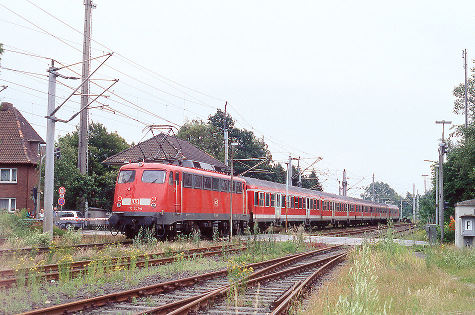 Regionalbahn im Bahnhof Glückstadt