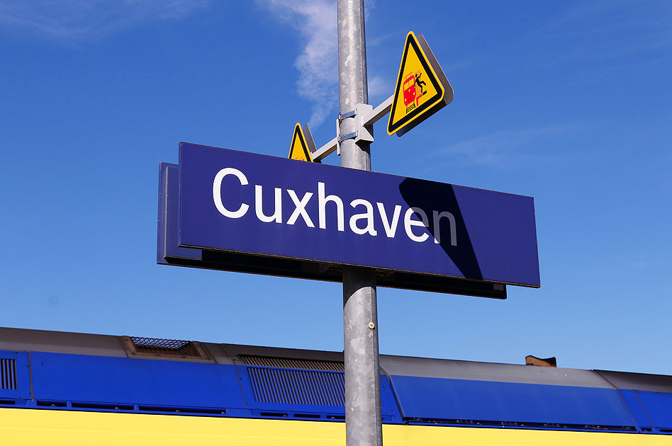 Ein Bahnhofsschild vom Bahnhof Cuxhaven