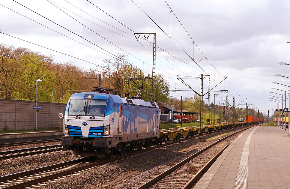 Die WLC 1193-980 im Bahnhof Rotenburg (Wümme) mit einem Cotanierzug
