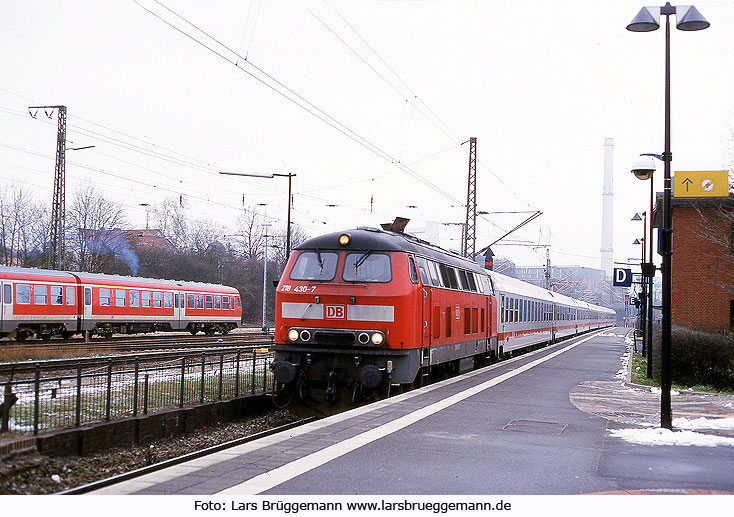 Die 218 430-7 mit einem Bundeswehr IC im Bahnhof Uelzen