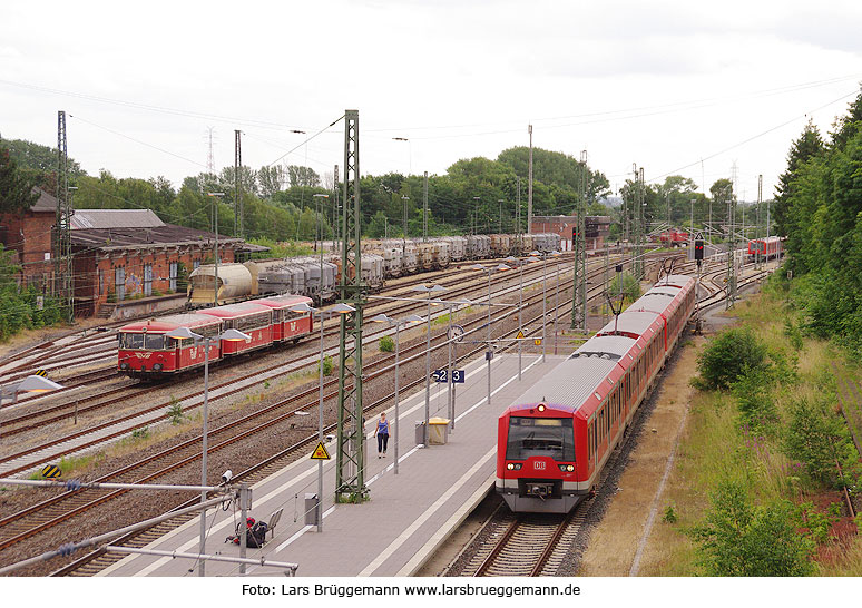 Moorexpress und S-Bahn im Bahnhof Stade