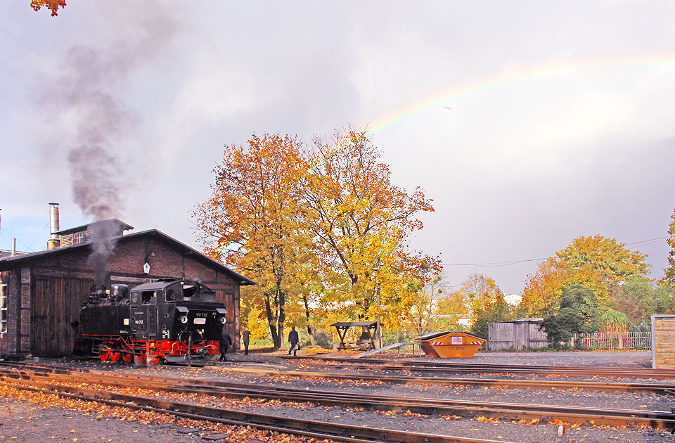 Die Traditionslok 99 713 mit einem Regenbogen in Radeburg