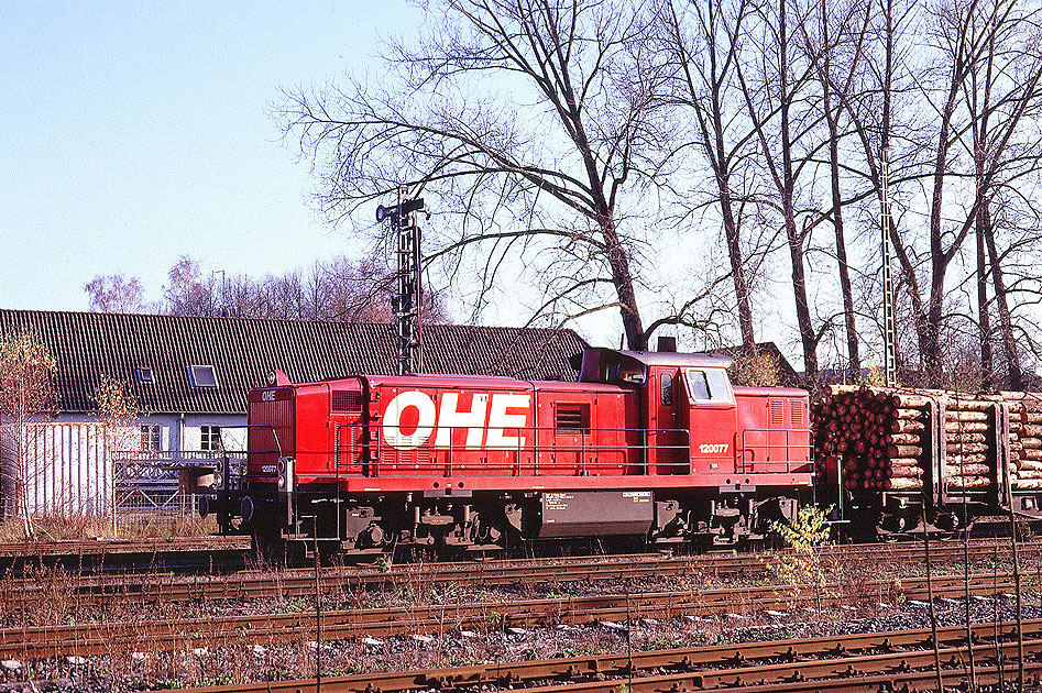 Ddie OHE-Lok 120077 mit einem G&uuml;terzug im Bahnhof Walsrode