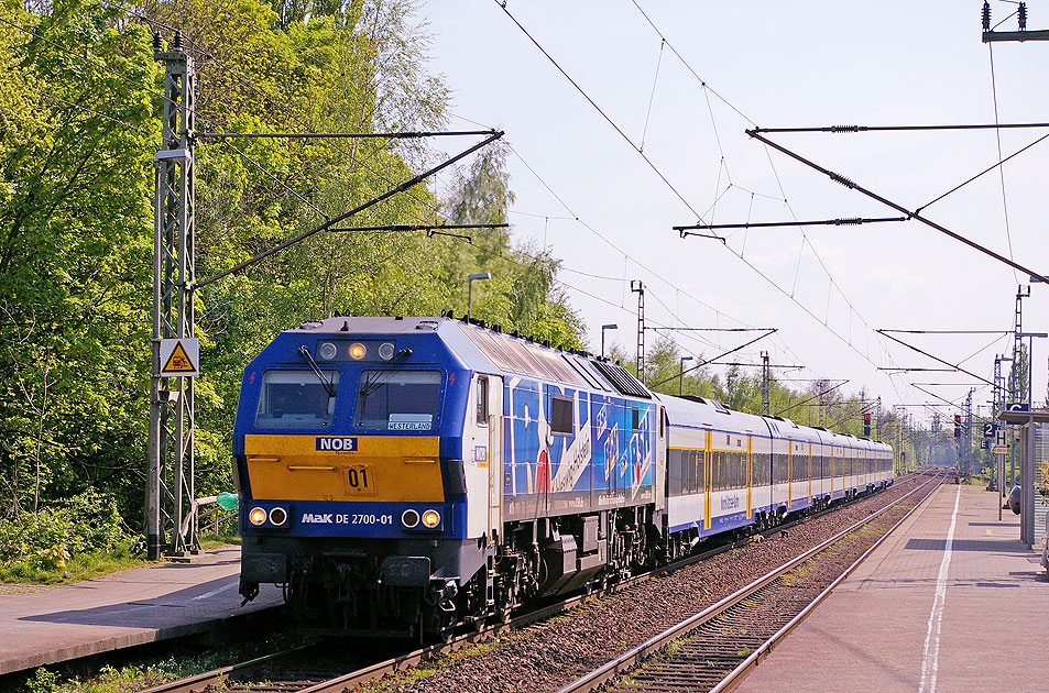 Die NOB Lok DE 2700-01 im Bahnhof Elmshorn