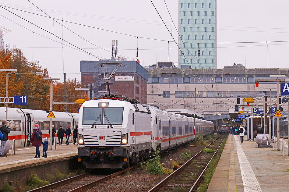Der ICE L im Bahnhof Hamburg-Altona mit einer 193 - der Talgo der DB