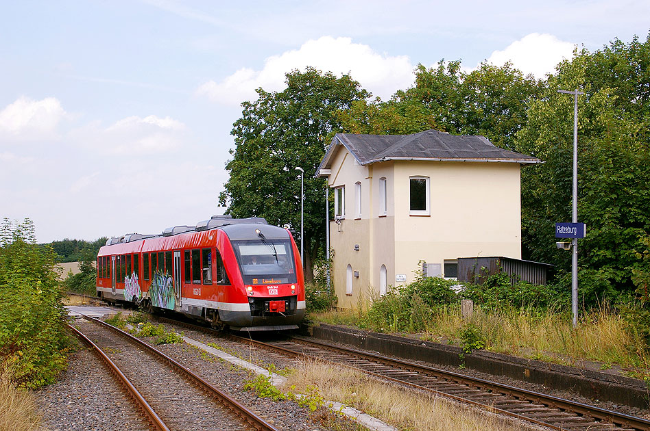Ein Lint-Triebwagen der DB f&auml;hrt in den Bahnhof Ratzeburg ein