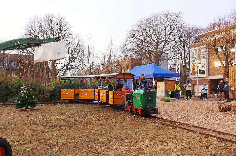 Der Weihnachtszug der Torfbahn Himmelmoor mit der Lok Heidelbereere