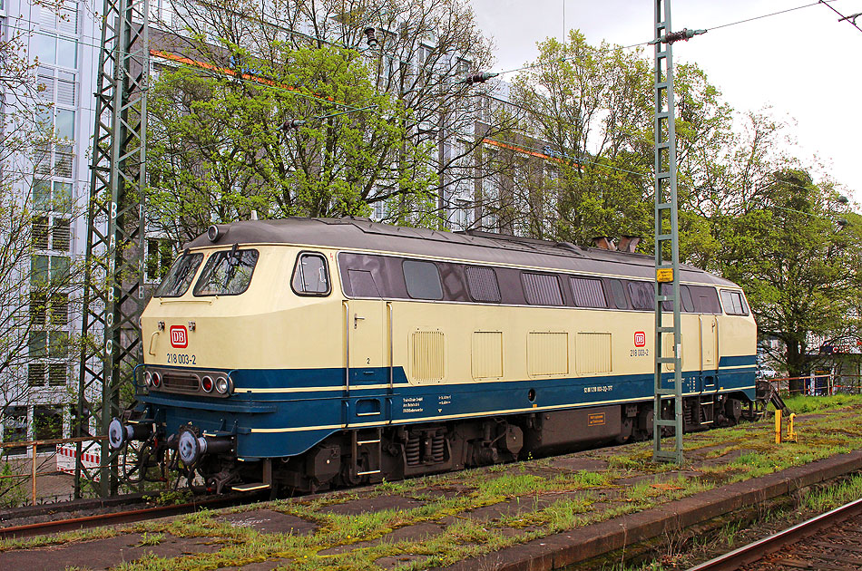 Die 218 003-2 im Bahnhof Hamburg-Altona