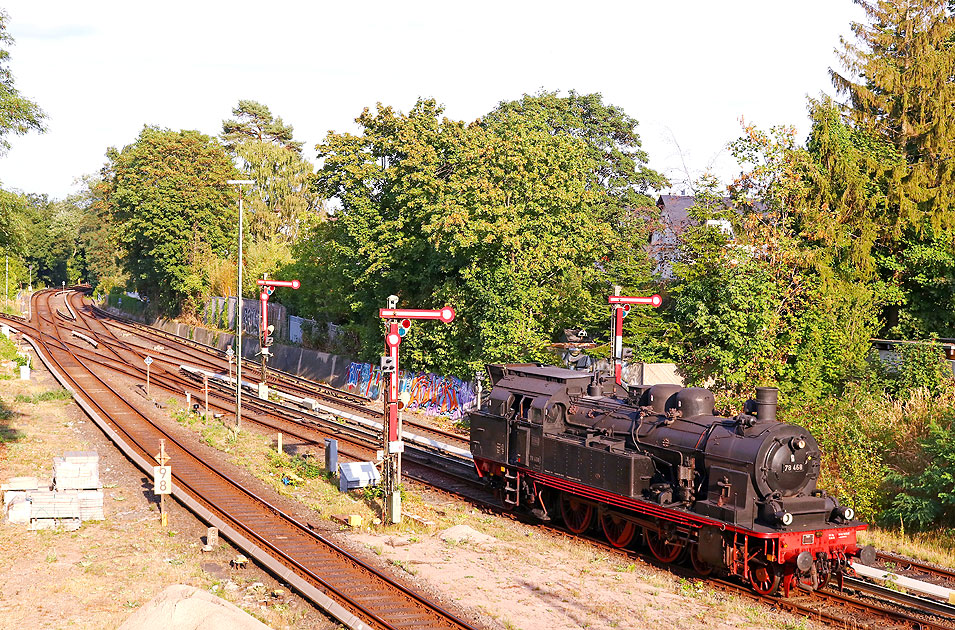 Die Dampflok 78 468 im Bahnhof Hamburg-Blankenese
