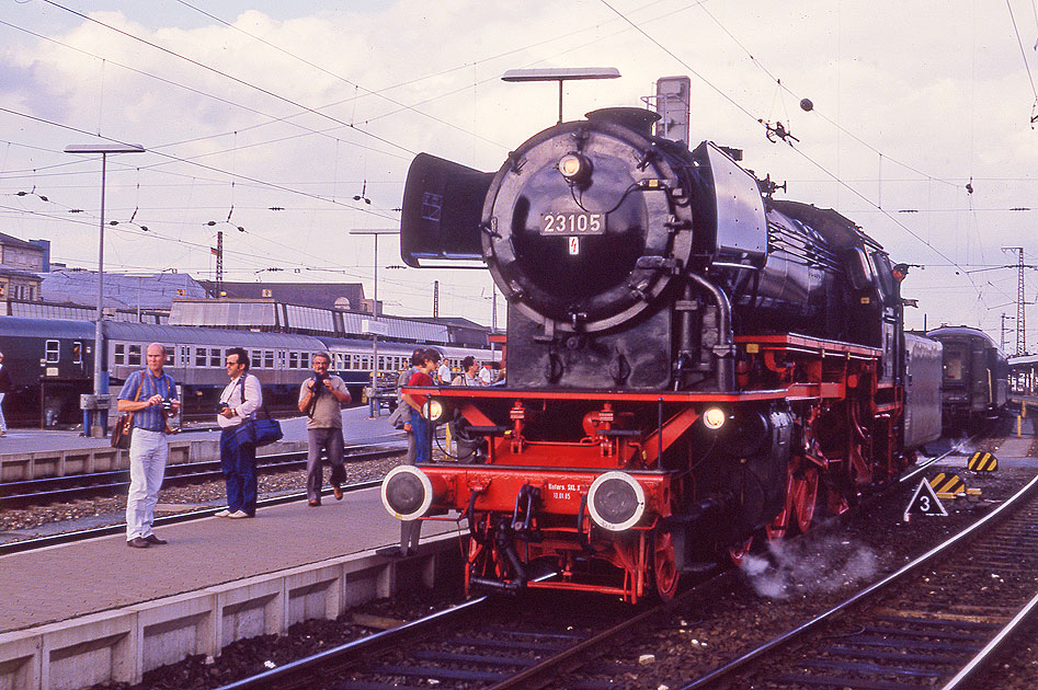 Die Bundesbahn Dampflok 23 105 in N&uuml;rnberg Hbf