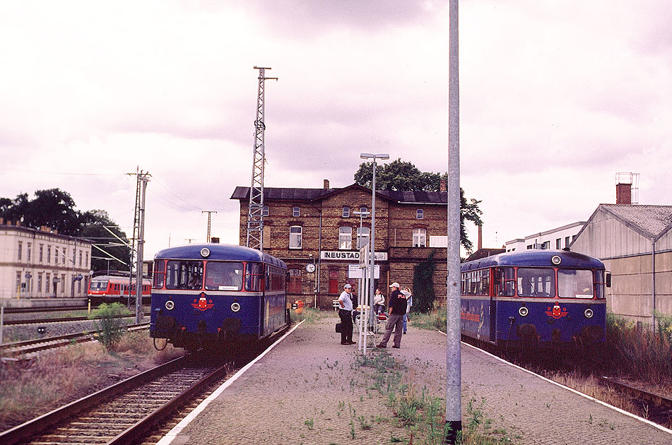 Zwei Uerdinger Schienenbusse der PEG im Bahnhof Neustadt (Dosse)