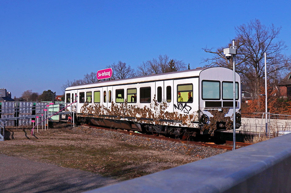 Der 473 058 - der S4-Infozug in der Hammer Stra&szlig;e in Hamburg