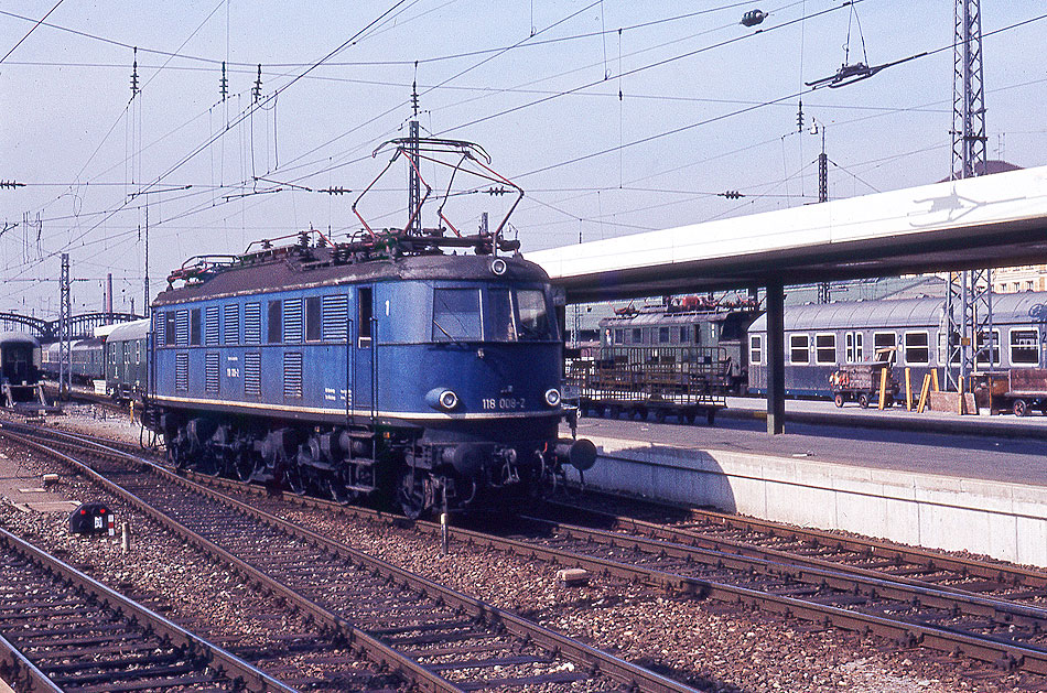 Eine Lok  der Baureihe 118 in M&uuml;nchen Hbf