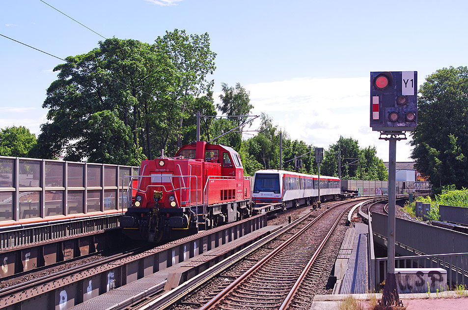 Eine Gravita-Lok zieht einen DT4 der Hamburger Hochbahn