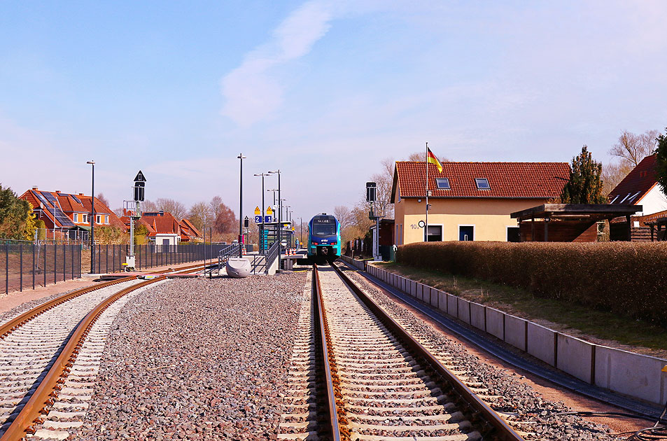 Der Bahnhof Sch&ouml;nkirchen an der Bahnstrecke Kiel Hbf - Sch&ouml;nberger Strand