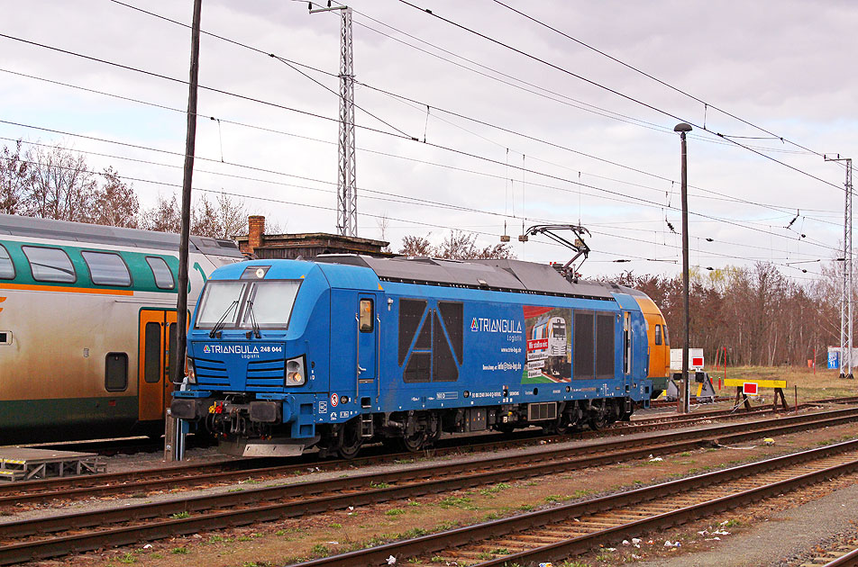 Eine Lok der Baureihe 248 im Bahnhof Elsterwerda