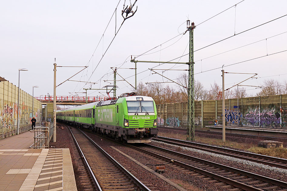 Ein Flixtrain im Bahnhof Ashausen