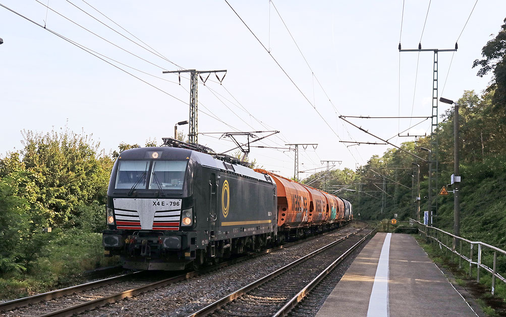 Eine Vectron E-Lok mit einem G&uuml;terzug im Bahnhof Dresden-Cotta