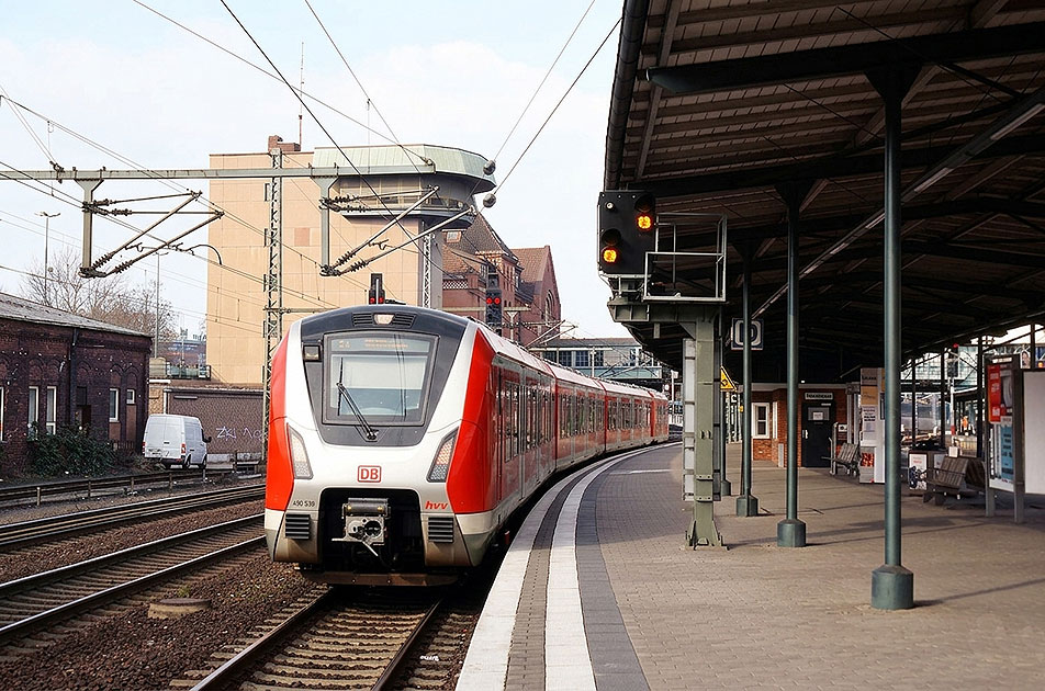 Eine S-Bahn  der Baureihe 490 im Bahnhof Hamburg-Harburg