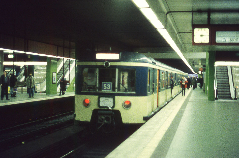 Der 471 001 im Bahnhof Hamburg-Altona