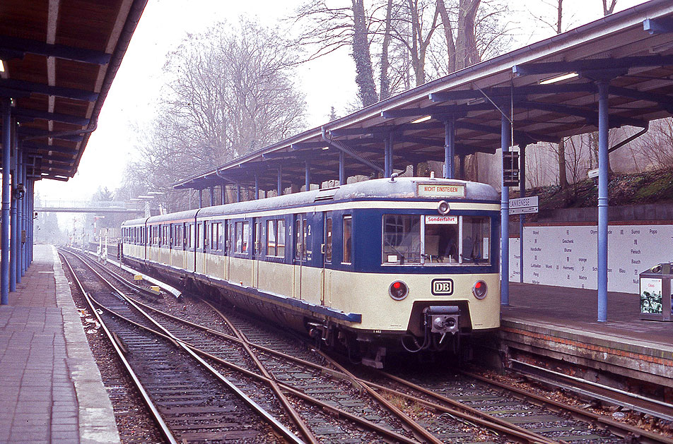 Eine S-Bahn der Baureihe 471 im Bahnhof Hamburg-Blankenses