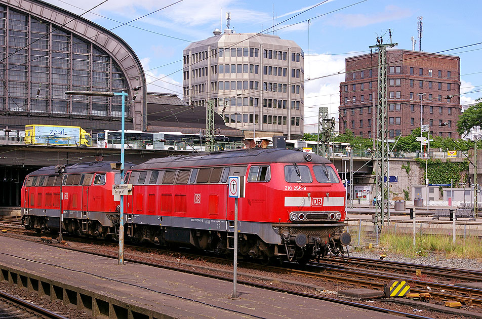 Zwei Loks der Baureihe 218 in Hamburg Hbf