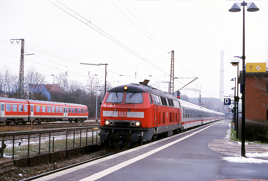 Die 218 430-7 mit einem Bundeswehr IC im Bahnhof Uelzen