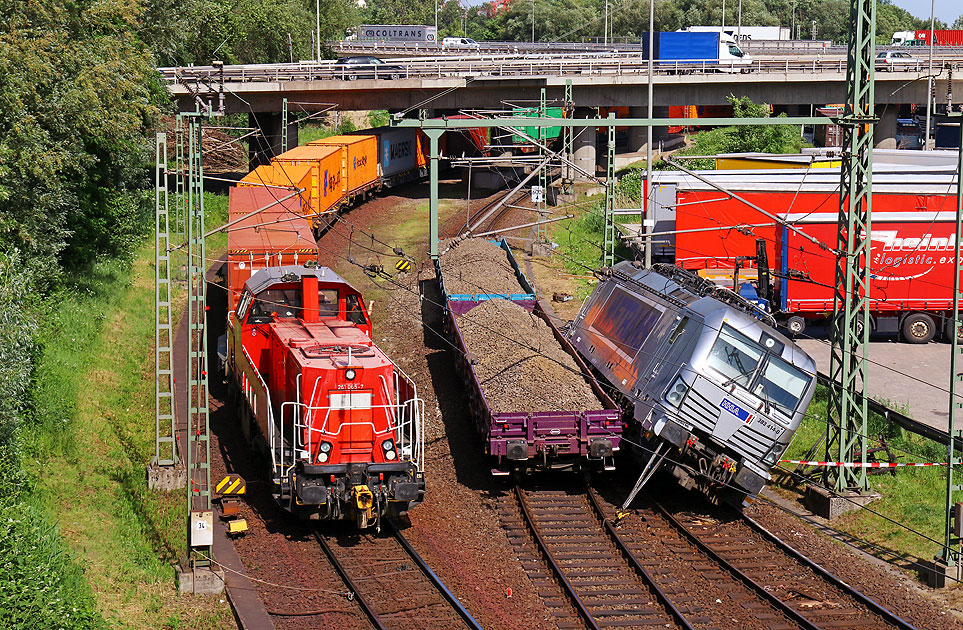 Die  entgleiste Metrans-Lok 383  414-0 im Hamburger Hafen