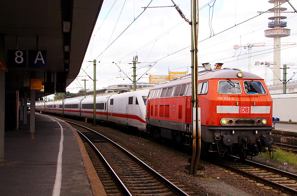 DB Baureihe 218 mit einem ICE in Hannover Hbf