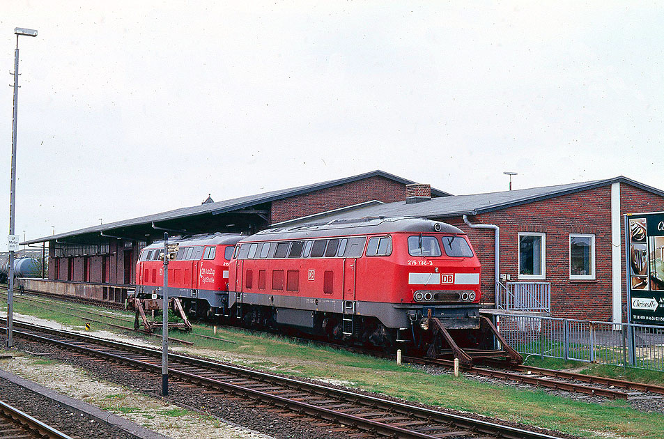 Zwei Loks der Baureihe 215 im Bahnhof Nieb&uuml;ll