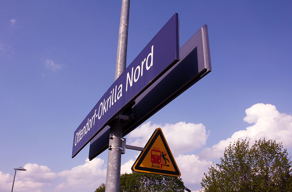 Ein Bahnhofsschild vom Bahnhof Ottendorf-Okrilla Nord