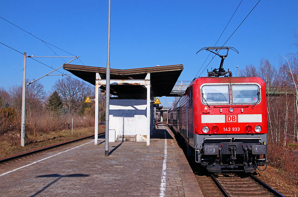 Die 143 933 im Bahnhof Dresden Industriegel&auml;nde