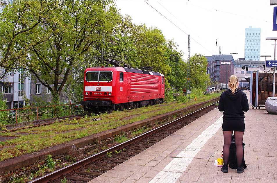 Die Lok Laura 143 963-7 im Bahnhof Hamburg-Altona