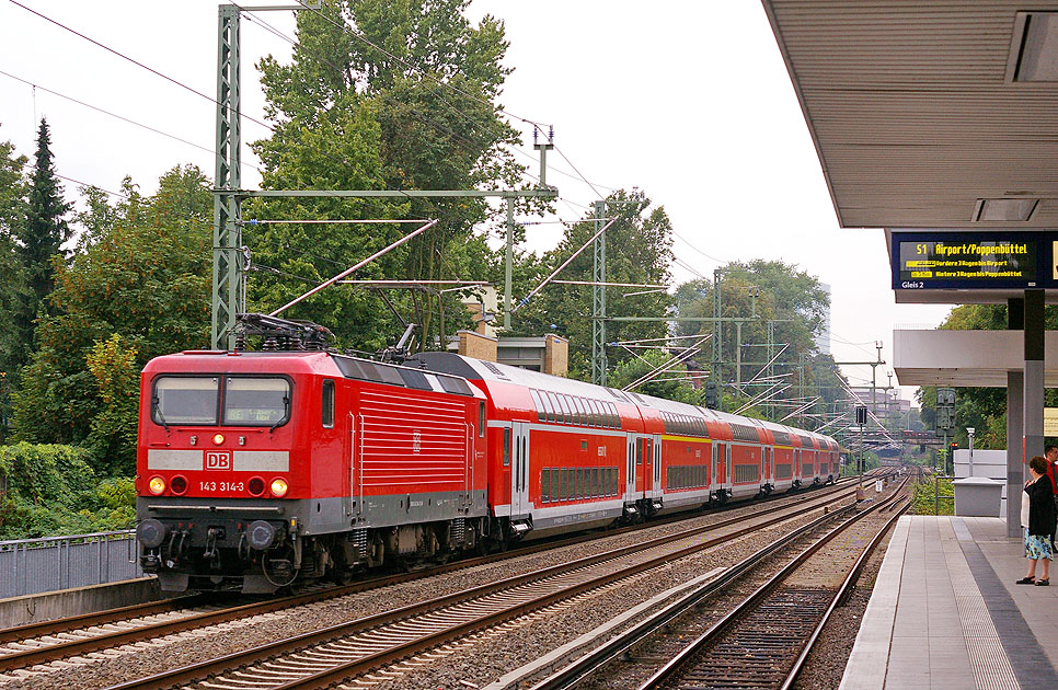 DB Baureihe 143 am Bahnhof Landwehr in Hamburg