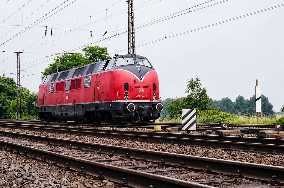 DB Baureihe 221 in Duisburg