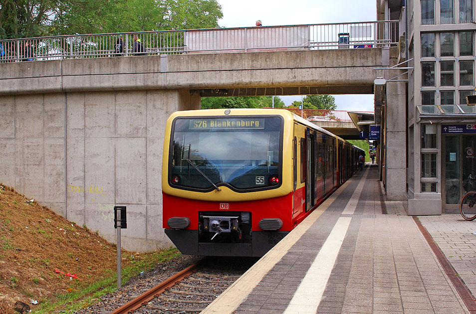 Eine Berliner S-Bahn der Baureihe 481 im Bahnhof Teltow Stadt