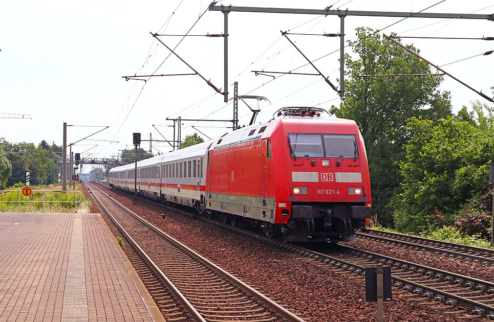 Die IC-Lok 101 021-4 am Bahnhof Dresden-Strehlen