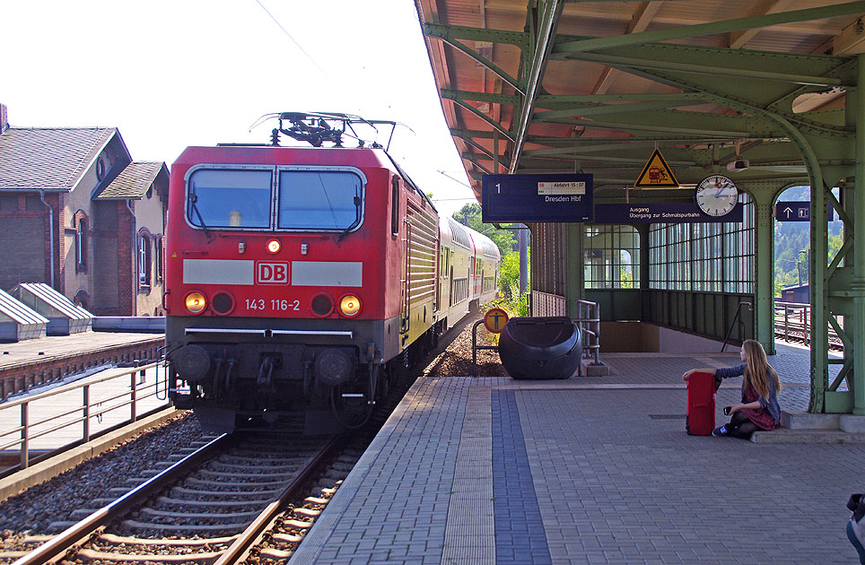 Bahnhof Freital-Hainsberg mit einer Lok der Baureihe 143