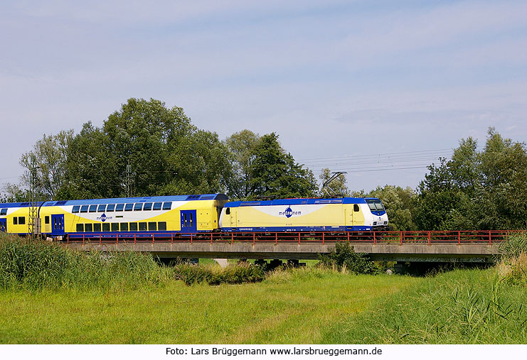 Ein Metronom-Zug in Winsen auf der Luhebrücke