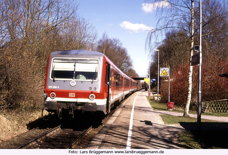 Der Bahnhof Sierksdorf mit zwei Triebwagen der Baureihe 628